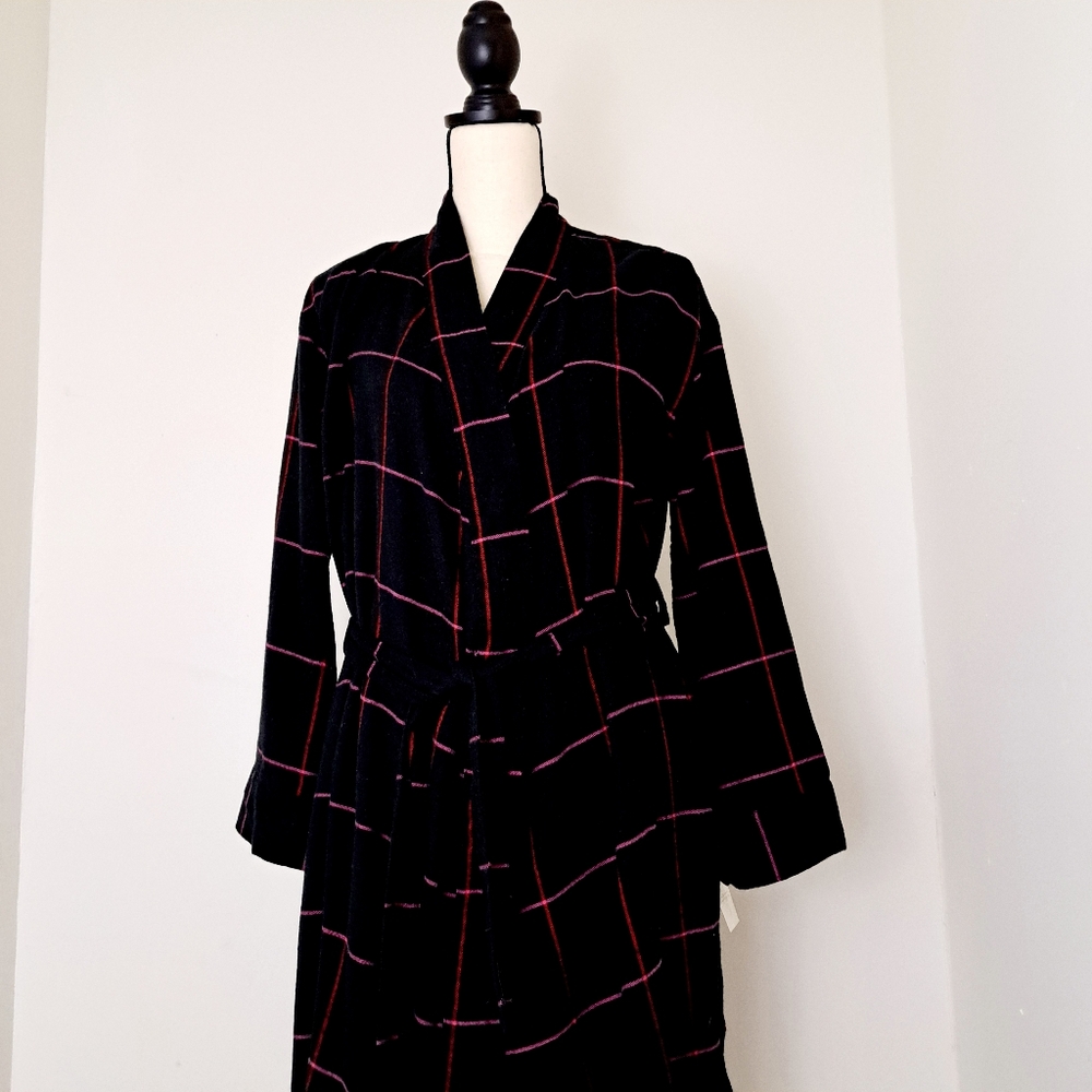 Star Above Women's Robe In Black and Red Plaid Size XS/S